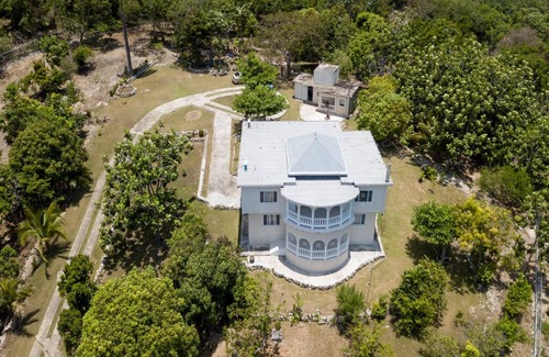 Sandy Bay House | FREE AIRPORT PICKUP AND DROP OFF FOR UP TO 6 PEOPLE! SLEEP UP TO 14 PEOPLE!