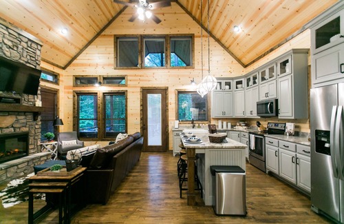 Broken Bow Cabin | Free at Last- Romantic, Hot Tub, Loft, Free Firewood, Great Location!
