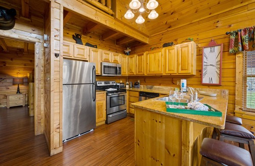 Sevierville Cabin | Free Attraction Passes! Grill, Hot Tub, Jacuzzi, Arcade Game, Great Location