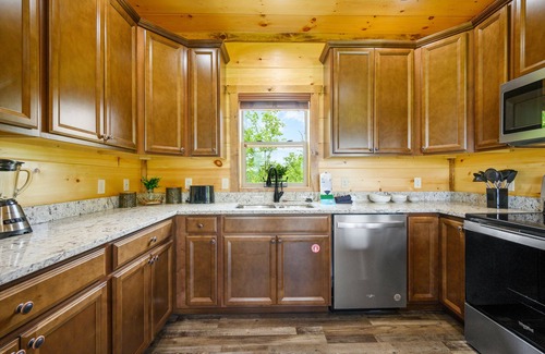 Gatlinburg - Pigeon Forge Cabin | Free Attractions, Private heated pool, Hot Tub, 180º Views, Fire pit!