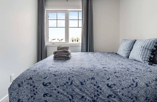 Airdrie House | FREE Banff Pass, 4BR Townhome, Sleeps 10, Garage