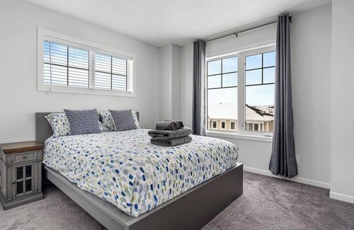 Airdrie House | FREE Banff Pass, 4BR Townhome, Sleeps 10, Garage