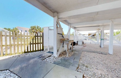 East End House | FREE BEACH GEAR! Pets OK, Pool, Beach View, Screened Porch, Fireplace, BR/3BA "Flamingo Palms"