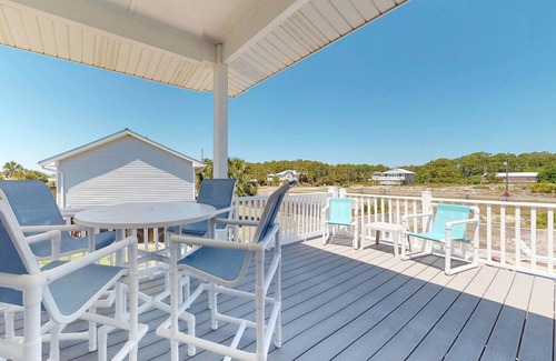 East End House | FREE BEACH GEAR! Pets OK, Pool, Beach View, Screened Porch, Fireplace, BR/3BA "Flamingo Palms"