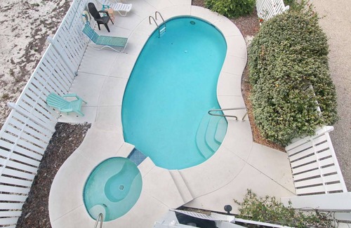 St. George Island House | FREE BEACH GEAR! Pool, Elevator, Wi-Fi, 4BR/4.5BA "Jolly Times"