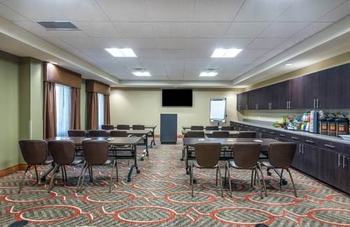 Altoona Apartment | Free Breakfast, Free Wi-Fi, Indoor Pool and Hot Tub | Studio with a Roll-in Shower