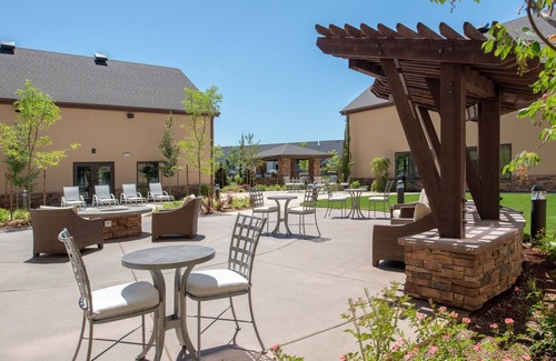 Hillsboro Condo | Free Breakfast. Pool. Gym. Near Rock Creek Country Club! Your Next Vacation!