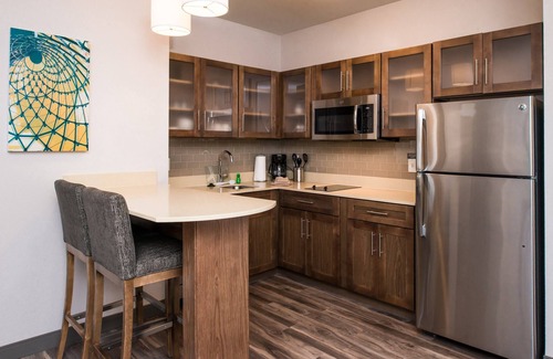 Pecos Condo | Free Breakfast. Pool. Gym. Near Maxey Park Zoo!