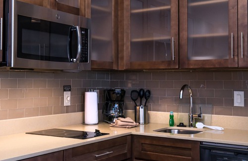 Pecos Condo | Free Breakfast. Pool. Gym. Near Maxey Park Zoo!