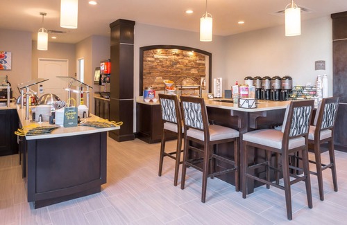 Pecos Condo | Free Breakfast. Pool. Gym. Near Maxey Park Zoo!