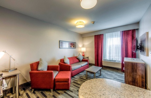 Clintonville Apartment | Free Breakfast! Suite Only 1 Mile from OSU! Indoor Pool!