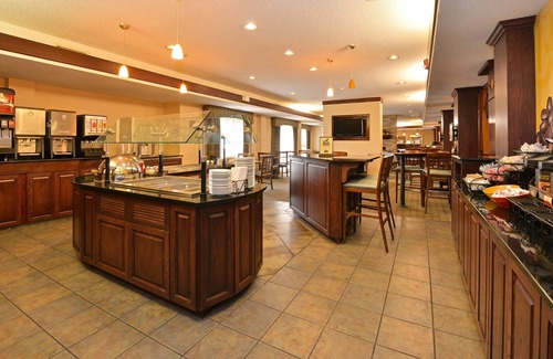 West Des Moines Condo | Free Breakfast, Free Wi-Fi | Indoor Pool, Hot Tub, Business Center