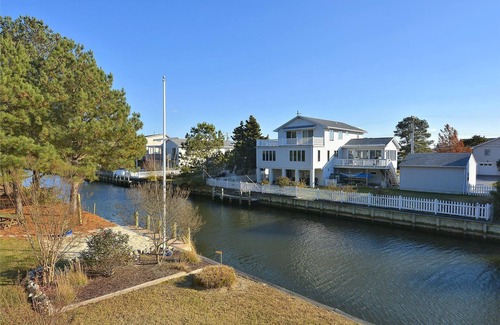 Sandpiper Pines House | FREE DAILY ACTIVITIES! Lovely 4 bedroom + Den, (Two Master Bedrooms) 3.5 bath home, located on the canal, with boat dock, 2 car garage,just a short walk to the lifequarded beach.