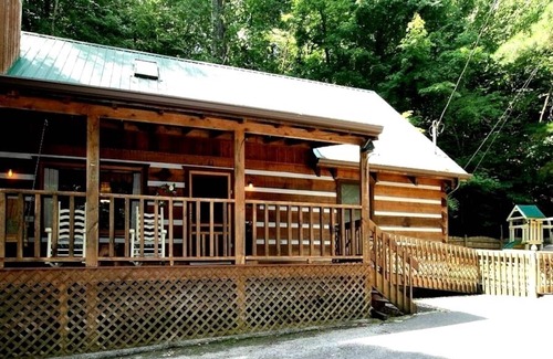 Gatlinburg - Pigeon Forge Cabin | Free Daily Activities - Theater - Game Room - Hot Tub - Fire Pit