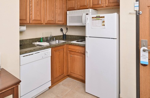 Northeast Heights Apartment | Free Daily Breakfast, Pool + Hot Tub Access