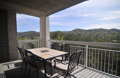 Pigeon Forge Condo | FREE Dollywood Ticket Whispering Pines 642 Luxury 2bd/2ba Pools