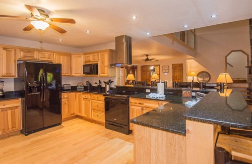 Sevierville Cabin | Free Dollywood Ticket*|Log Home |Hot Tub,Game Loft,Firepit,Horseshoes & MORE|Close to Soaky Mountain