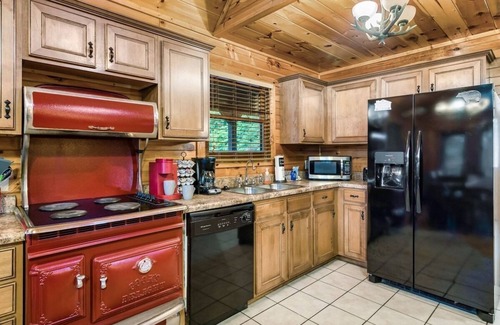 Hemlock Hills Cabin | Free Dollywood Tix/Spacious/Central/PoolTable/