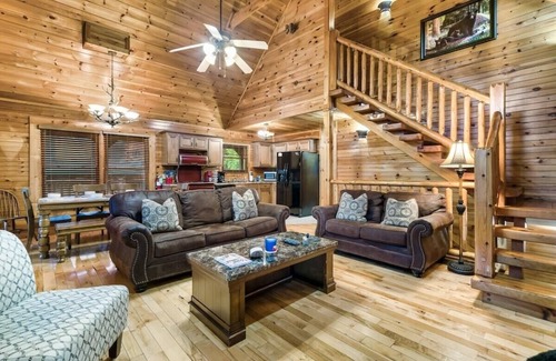 Hemlock Hills Cabin | Free Dollywood Tix/Spacious/Central/PoolTable/