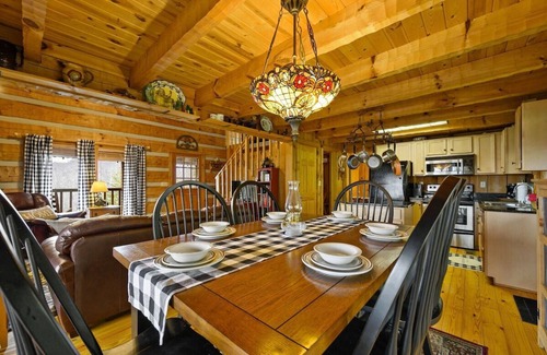 Gatlinburg - Pigeon Forge Cabin | Free Dollywood Tix/VIEWS/Couples Cabin/HotTub/