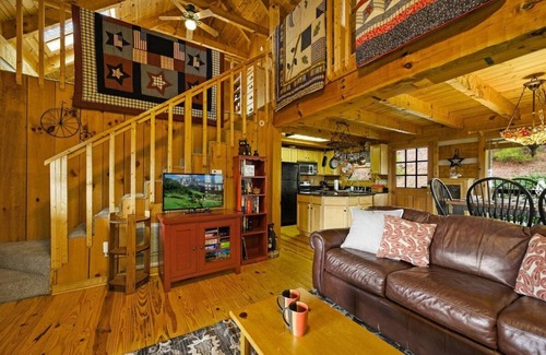 Gatlinburg - Pigeon Forge Cabin | Free Dollywood Tix/VIEWS/Couples Cabin/HotTub/