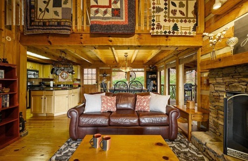 Gatlinburg - Pigeon Forge Cabin | Free Dollywood Tix/VIEWS/Couples Cabin/HotTub/