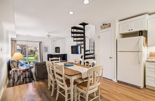 Bethany Beach House | Free Golf at Bear Trap Dunes and MORE! 2 bedrooms, 1.5 bath townhouse with central air, full kitchen, includes microwave, dishwasher, washer/dryer, WiFi internet.