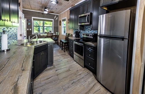 Spanish Wells House | FREE GOLF CART/Free Kayak/Bicycles/Dead End Street/400ft sand path to Beach.
