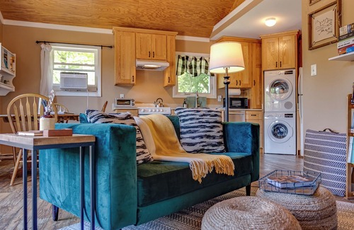 Stanley Cabin | FREE Grocery Pickup + Firepit + WIFI + Borders Shenandoah Nat'l Park!