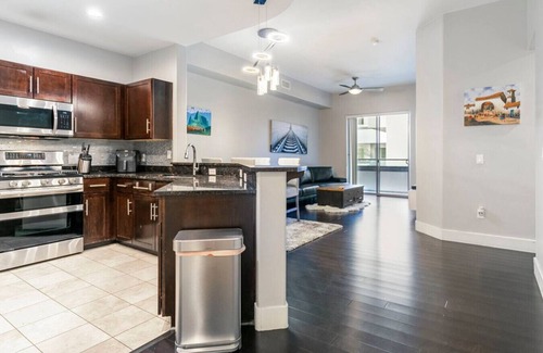 Tempe Apartment | Free Heated Pool + Gym in Tempe Town Lake