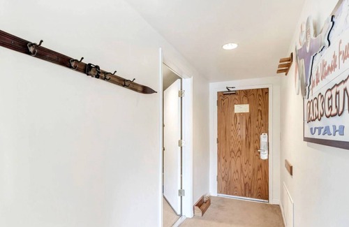 North Park City Condo | *FREE KAYAKING* Dog Friendly, Bring Fido! No Car Needed – 2 Min Walk To Bus, Hot Tub, Gym & Pool