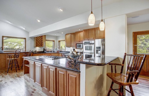 Breckenridge House | Free Night! Lux Mtn Home w/180 Views, Lg Hot Tub, Nr Skiing/Hiking, 2 car garage