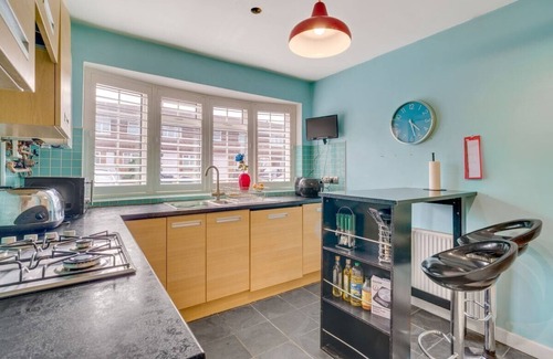 Shirley House | Free Parking 2BR Fast Wi-Fi