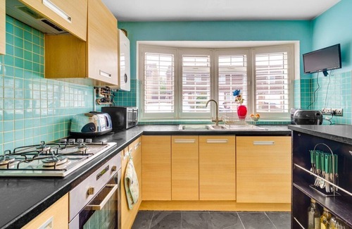 Shirley House | Free Parking 2BR Fast Wi-Fi