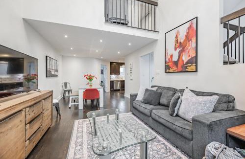 Church and Wellesley Villa | Free Parking! 5BR! Steps to Eaton Center! Downtown Core!