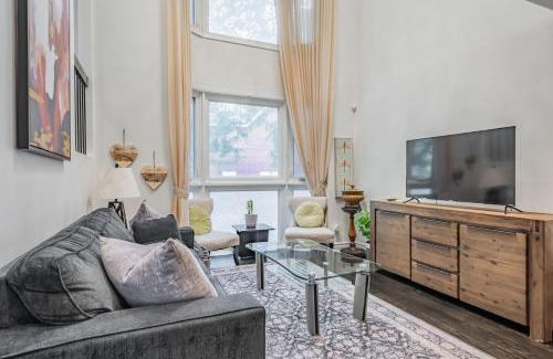 Church and Wellesley Villa | Free Parking! 5BR! Steps to Eaton Center! Downtown Core!