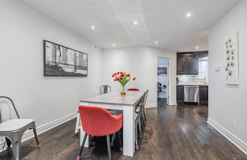 Church and Wellesley Villa | Free Parking! 5BR! Steps to Eaton Center! Downtown Core!