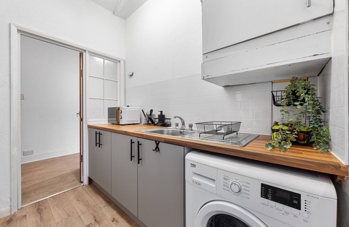 Seven Kings Apartment | FREE parking ALL- INCLUSIVE 1 BDR Flat FREE Netflix & WiFi