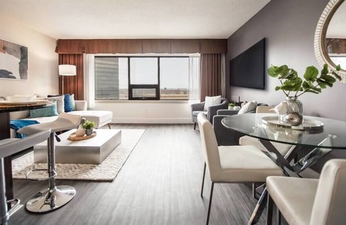 Downtown Winnipeg Apartment | Free Parking and Wi-Fi! Luxury 1-bedroom Suite