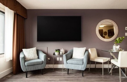 Downtown Winnipeg Apartment | Free Parking and Wi-Fi! Luxury 1-bedroom Suite