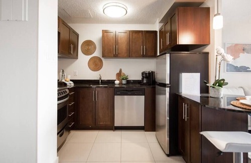 Downtown Winnipeg Apartment | Free Parking and Wi-Fi! Luxury 1-bedroom Suite