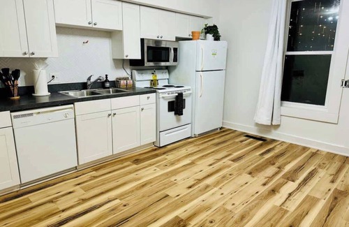 Italian Village House | Free Parking - Convention - King Bed- Short North