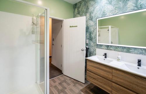 Linwood Villa | Free Parking -Kids Games Room w PS5, Arcade- Central-7 Bathrooms- Cinema