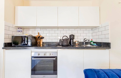 Hillingdon Apartment | Free Parking - One-Bed Luxury Near Heathrow