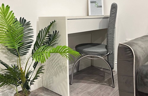 Beddington North Apartment | Free parking Sleek Oasis, 2 Bed, Croydon, Sleeps 6