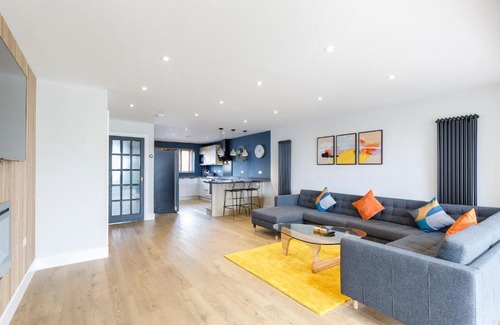 Brighton House | Free Parking Stylish & modern 4-bedroom home with sea views