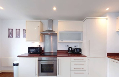 Newham Apartment | Free Parking: Two Bed Apartment in Beckton
