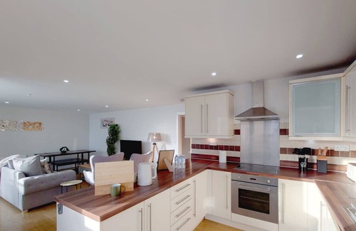 Newham Apartment | Free Parking: Two Bed Apartment with River View