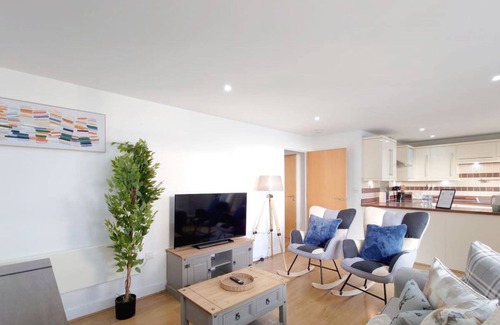 Newham Apartment | Free Parking: Two Bed Apartment with River View