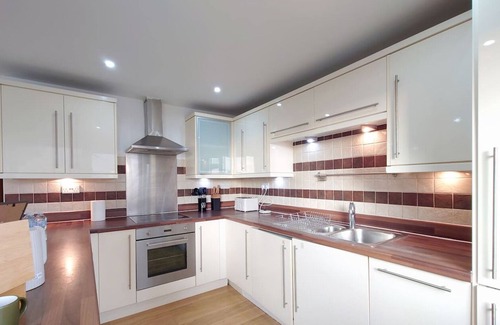Newham Apartment | Free Parking: Two Bed Apartment with River View